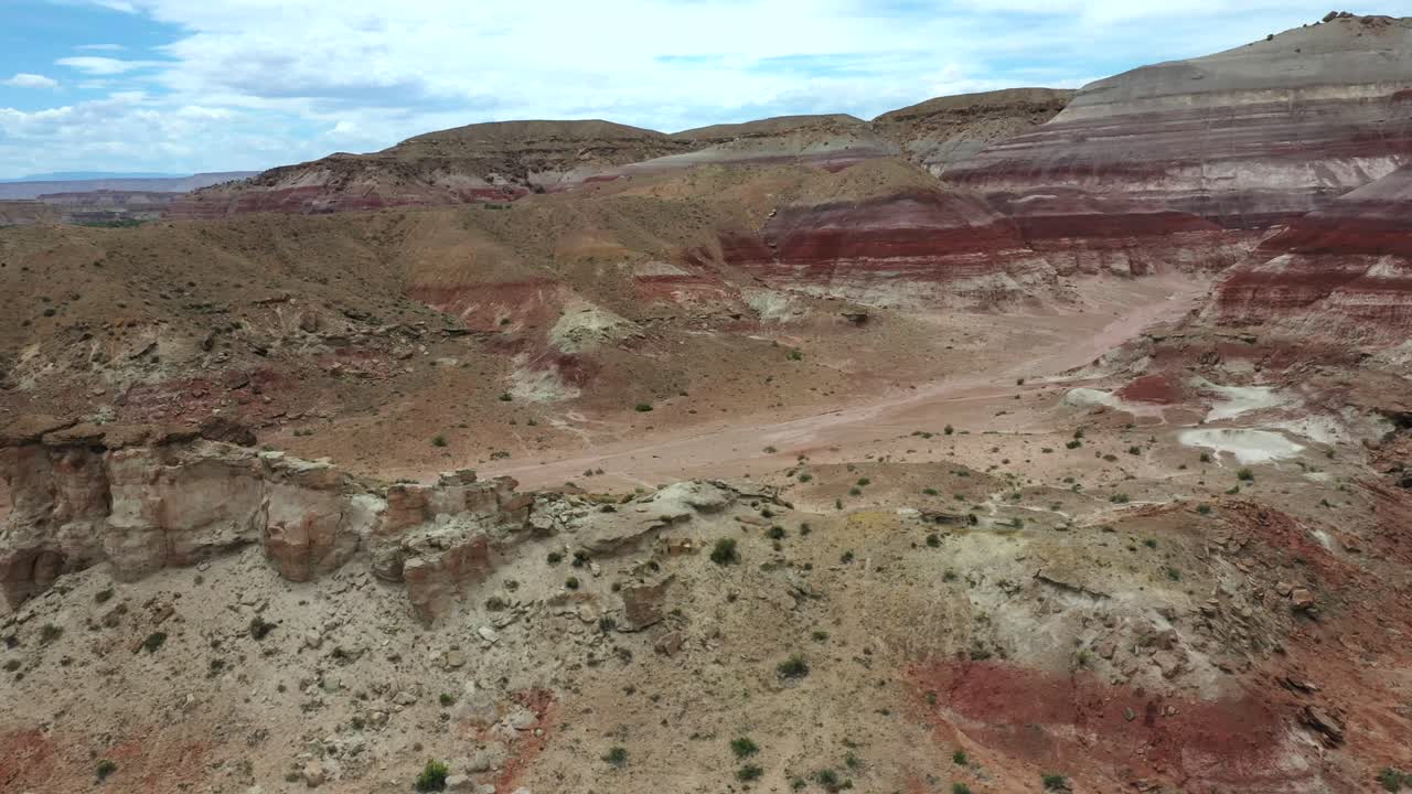 colinas de bentonita erosionadas cerca de hanksville, utah, estados unidos - toma aérea de un drone