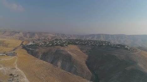 asentamiento judío en el desierto de judea y samaria en israel. vista aérea toma de drone de las casas del pueblo en la cima de la colina vistas de las montañas. vida de coexistencia mediterránea al aire libre