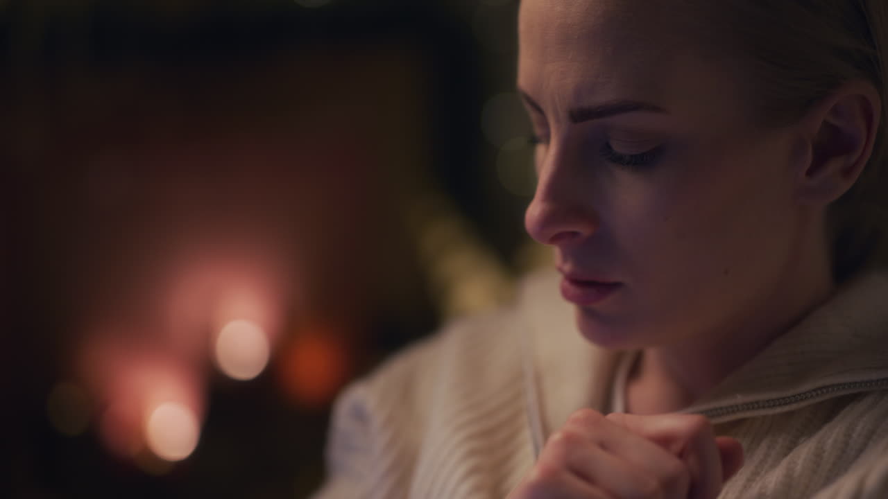 rostro de una mujer triste y preocupada que se preocupa por la noche