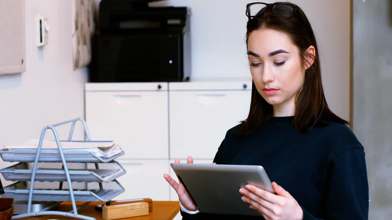 ejecutivo que usa una tableta digital