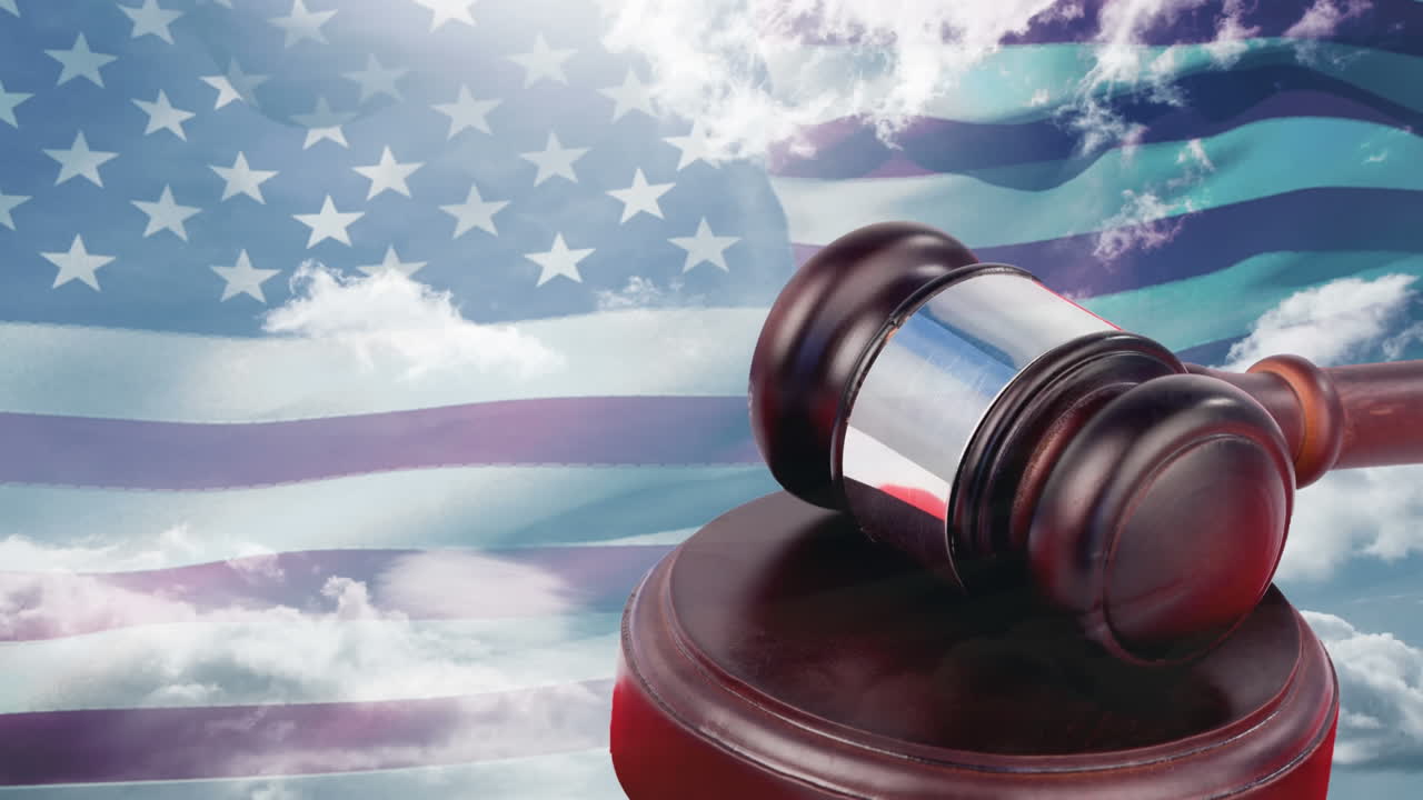 bandera estadounidense con martillo de la corte y cielo azul