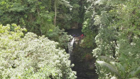 Antena-De-La-Cascada-Avocat-Que-Fluye-Desde-El-Río-Marrianne-En-La-Costa-Norte-De-Trinidad-En-El-Caribe