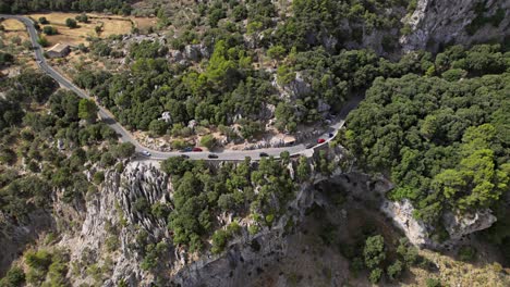 Drohnenaufnahme-Am-Aussichtspunkt-Mirador-De-S&#39;Entreforc-Auf-Der-Insel-Serra-De-Tramuntana-Auf-Mallorca