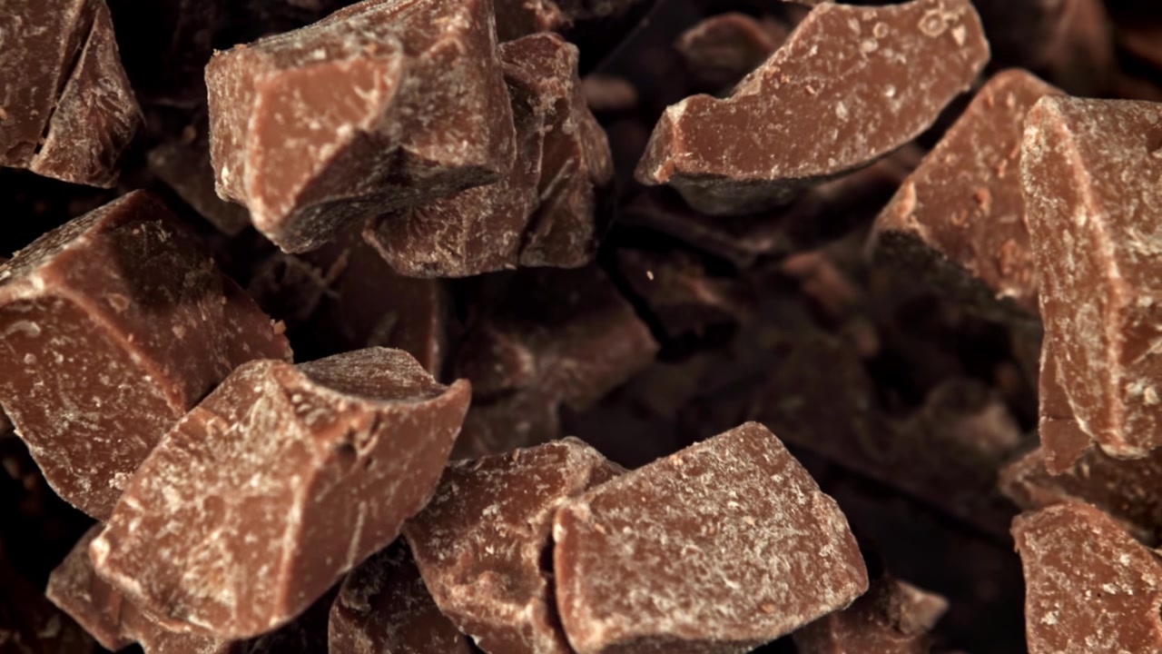 Deliziosi pezzi di cioccolato che cadono in super slow motion