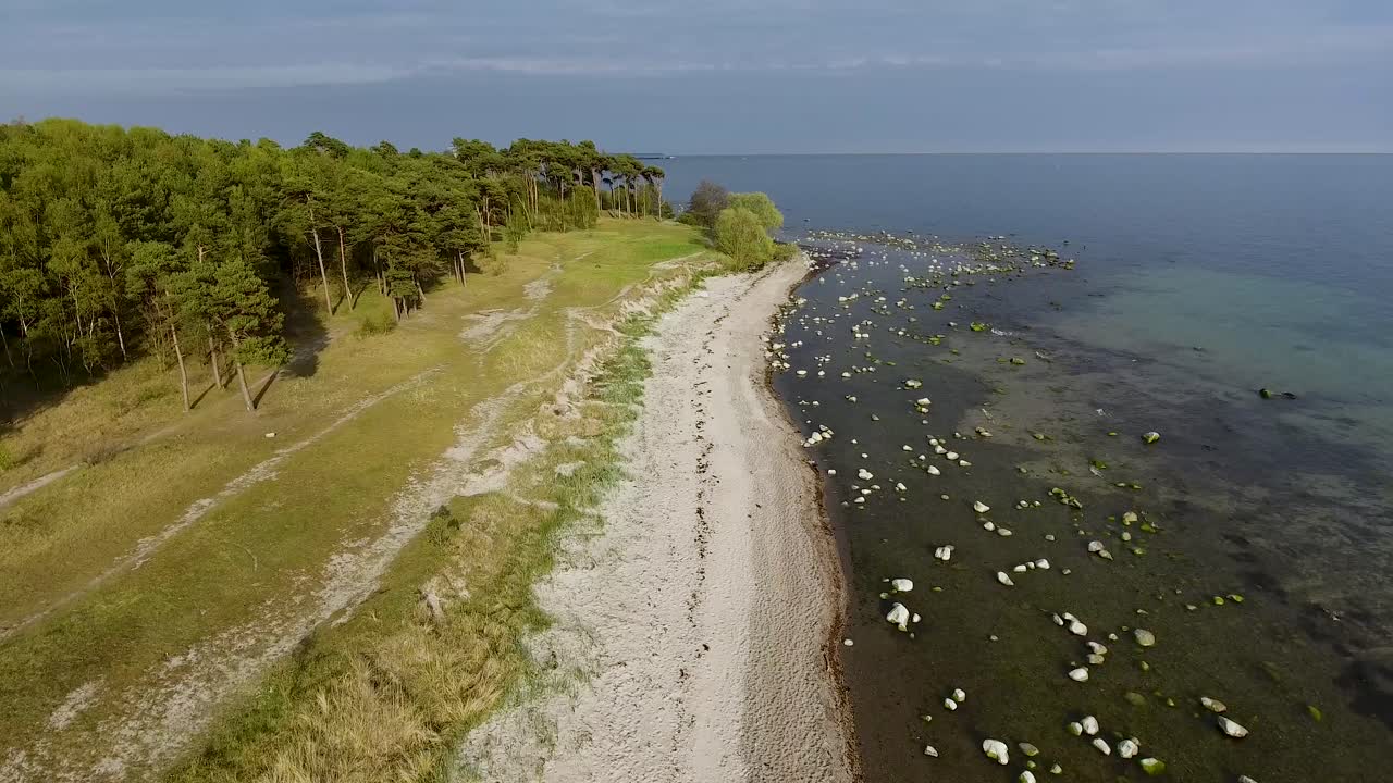 toma aérea de drones de la playa de ystad cerca del océano östersjön en el sur de suecia skåne en la tarde nublada y soleada
