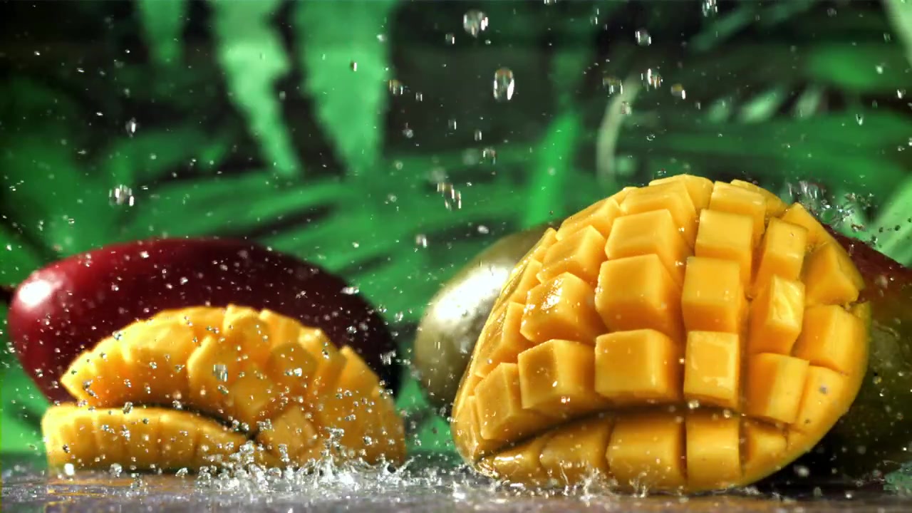 Mango fresco a cubetti con schizzi d'acqua al rallentatore