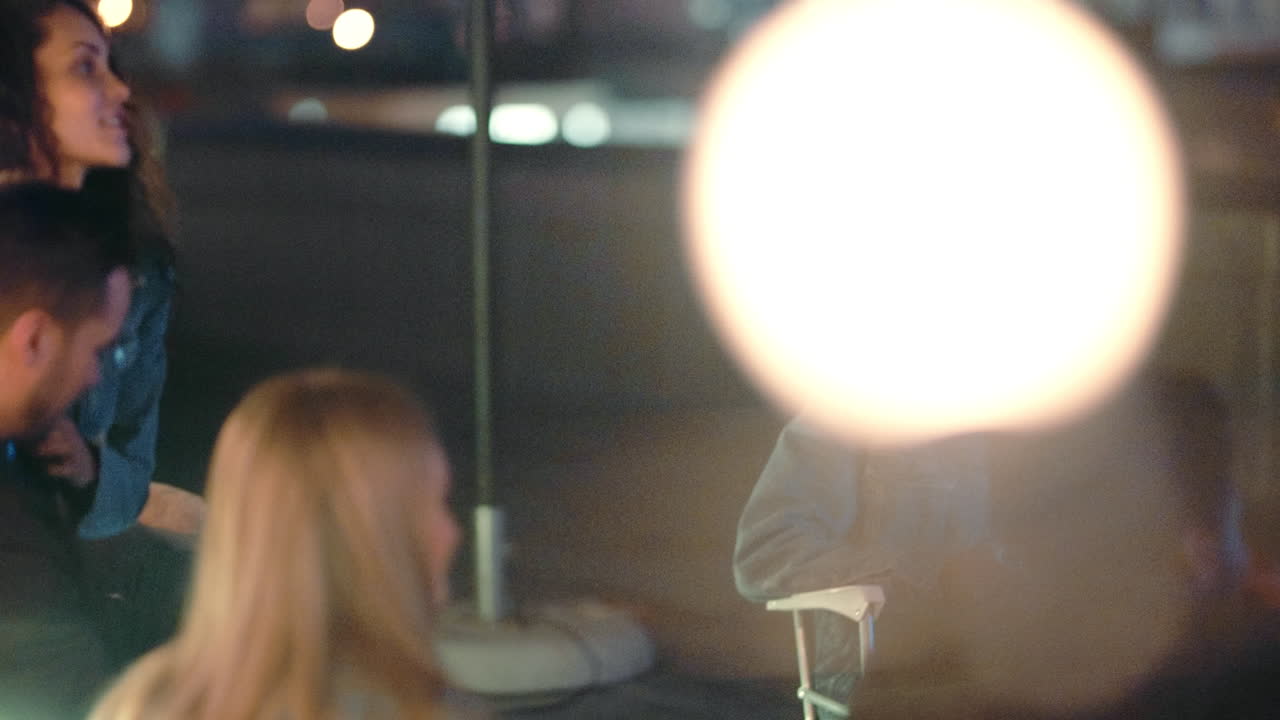 옥상 야간 모임