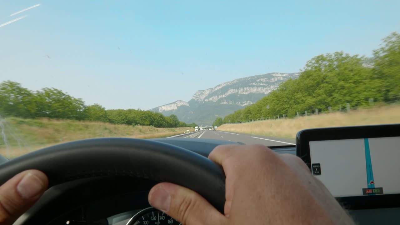 산의 풍경을 가진 고속도로에서 운전