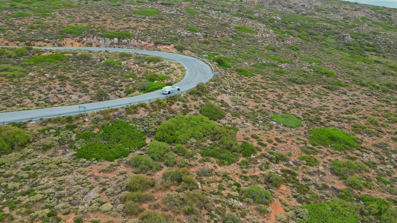 conduciendo por la autopista a través del parque nacional de la sierra nevada en españa