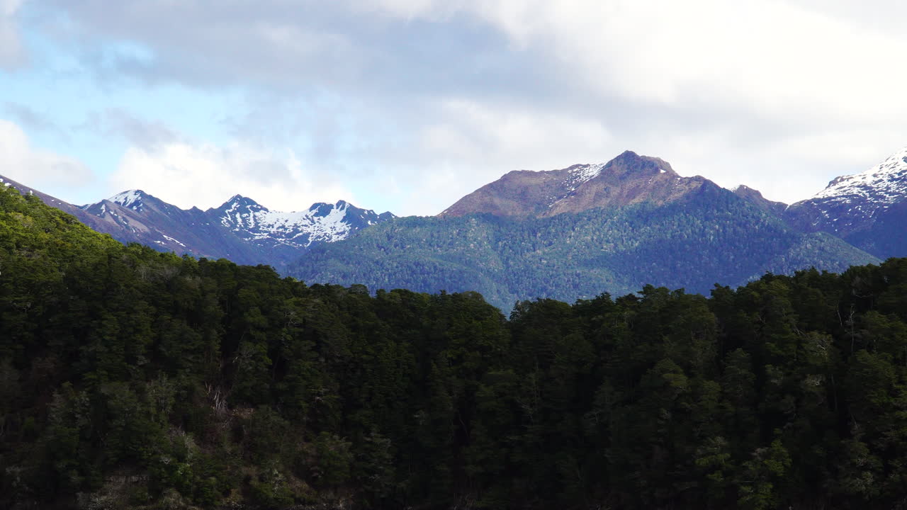 majestuosas montañas a orillas del lago manapouri en la isla sur, nueva zelanda