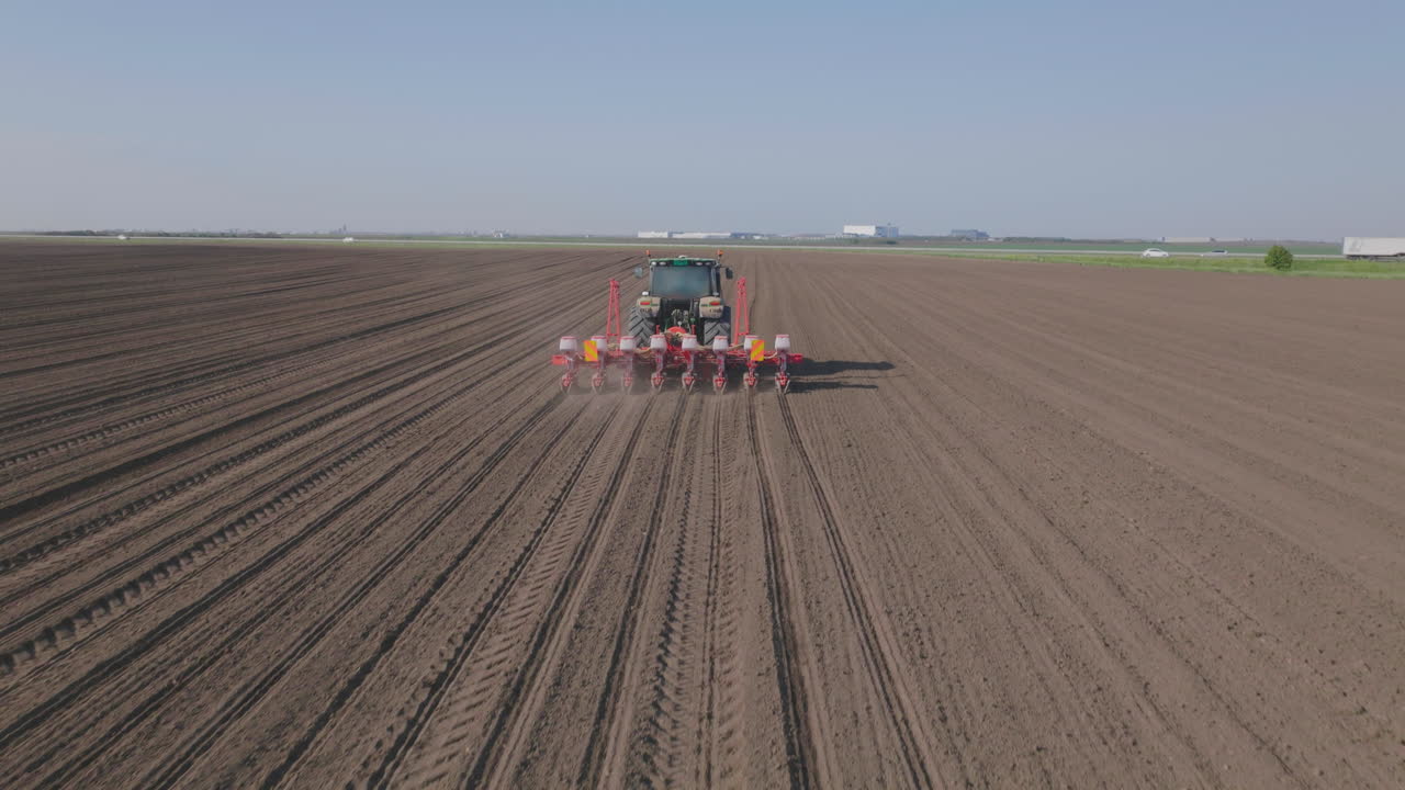 tractor plantando semillas en un campo