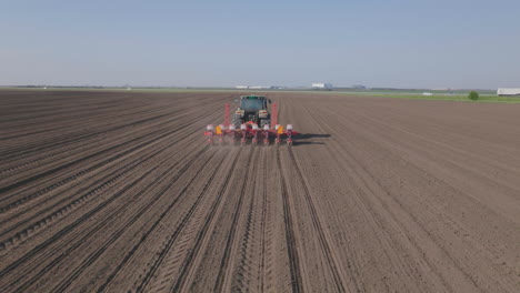 tractor plantando semillas en un campo