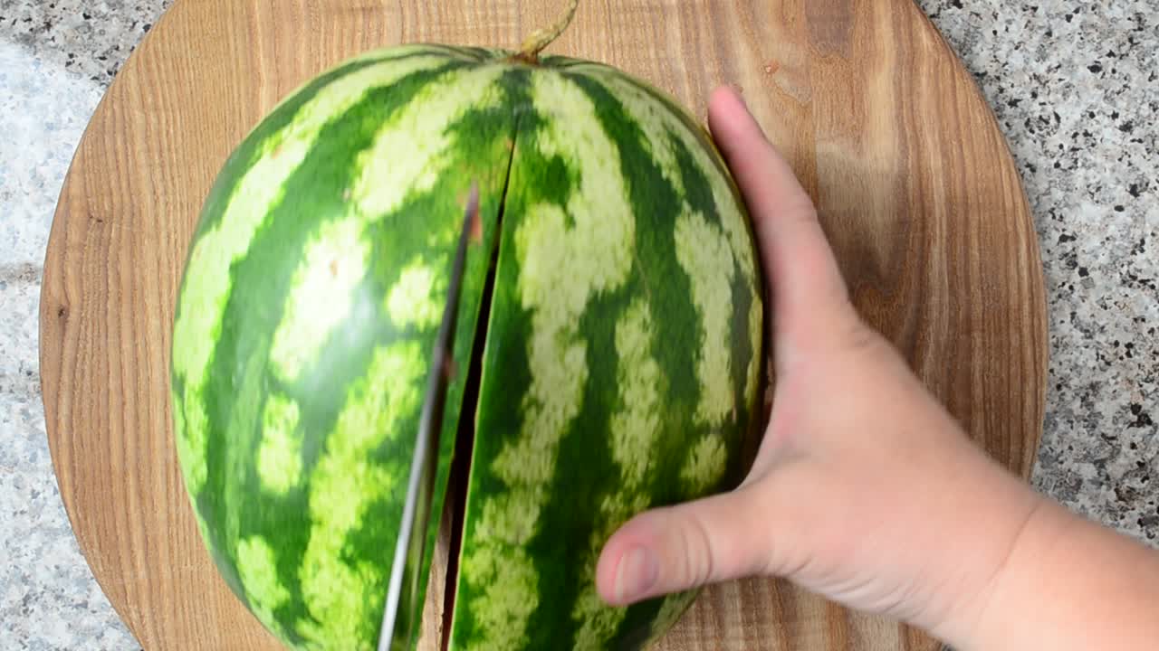 Taglio dell'anguria. Lavoro del cuoco. Riprese in cucina.