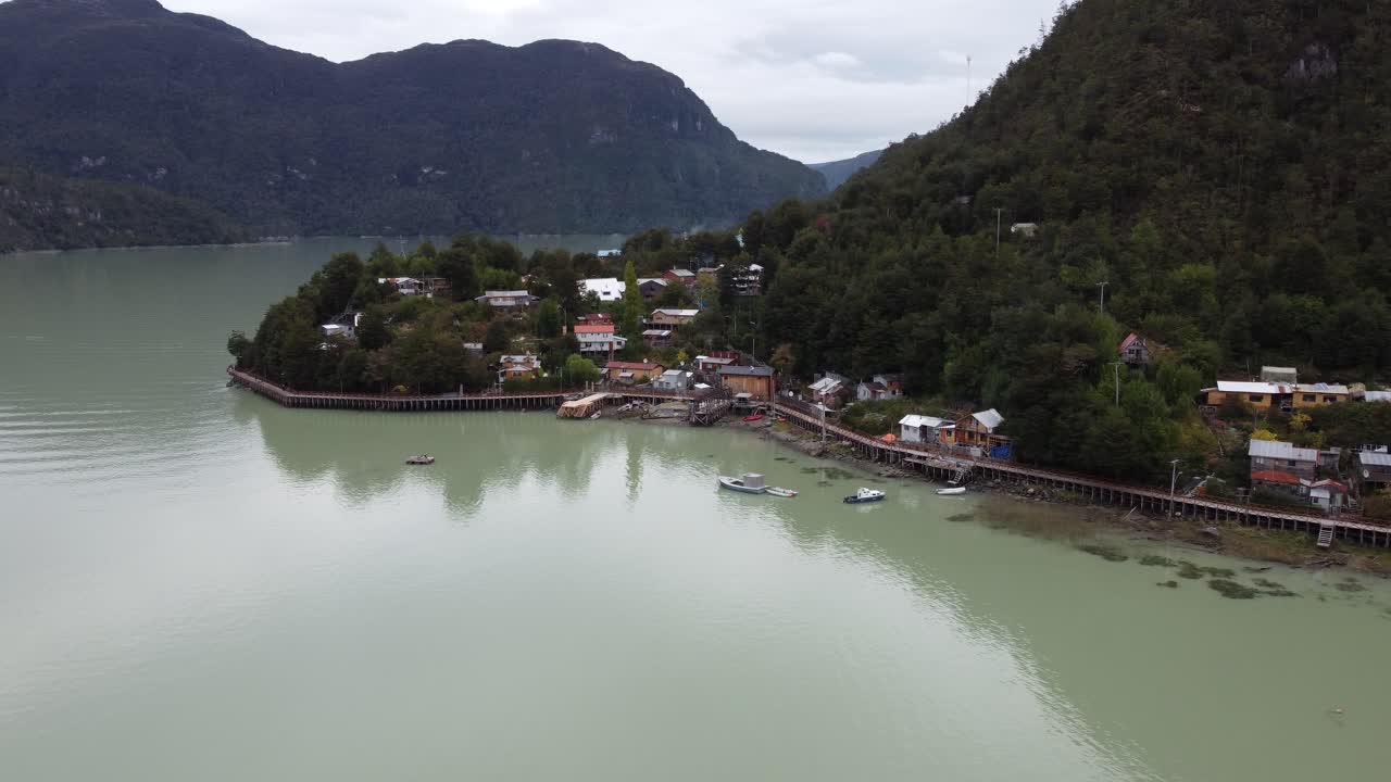 imágenes de drones del pueblo de caleta tortel sin calles al final de la carretera austral