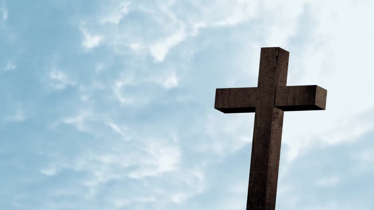 하늘의 파란 구름 위에 나무의 기독교 십자가의 실루 ⁇ 의 애니메이션