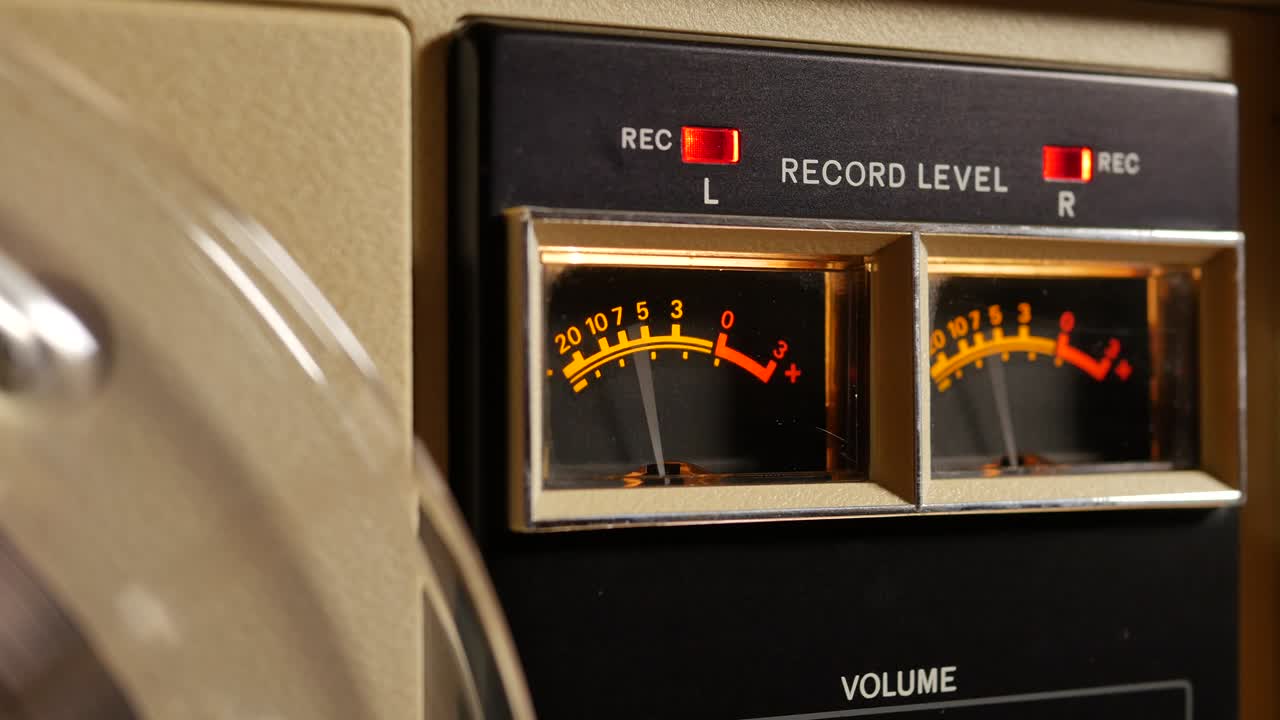 녹음하는 동안 빈티지 테이프 레코더 기계의 아날로그 vu 미터