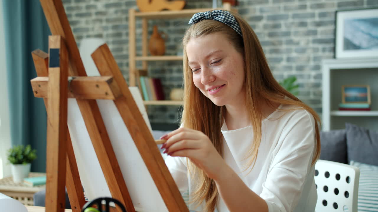 집에서 그림을 그리는 젊은 여성