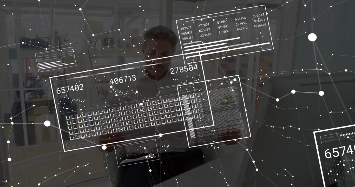 Presentatore che mostra lo stato a una scrivania tecnologica, gesticolando, con uno strato AR che si avvia e aggiorna tastiera e numeri.