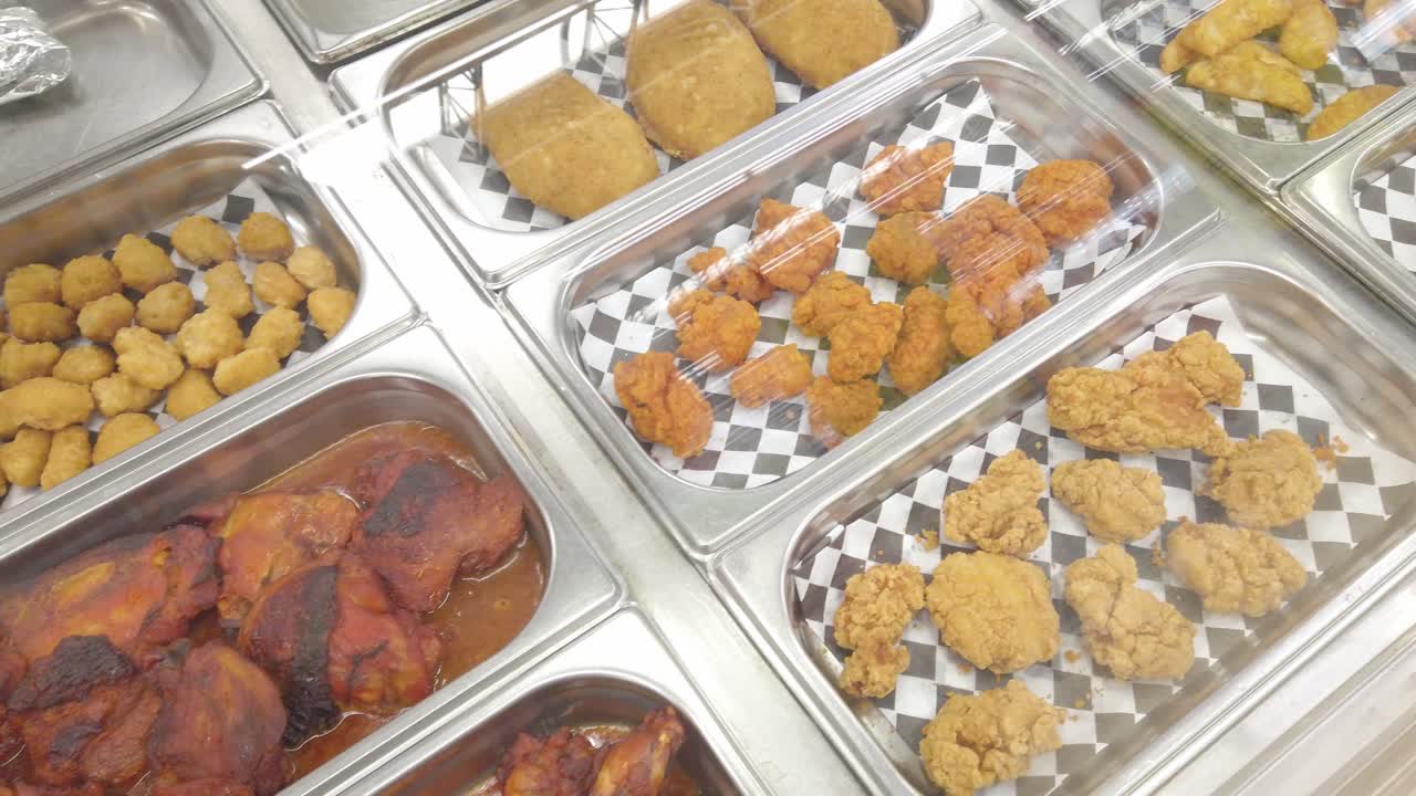 Banco gastronomico con pollo fritto, tater tots e patatine waffle