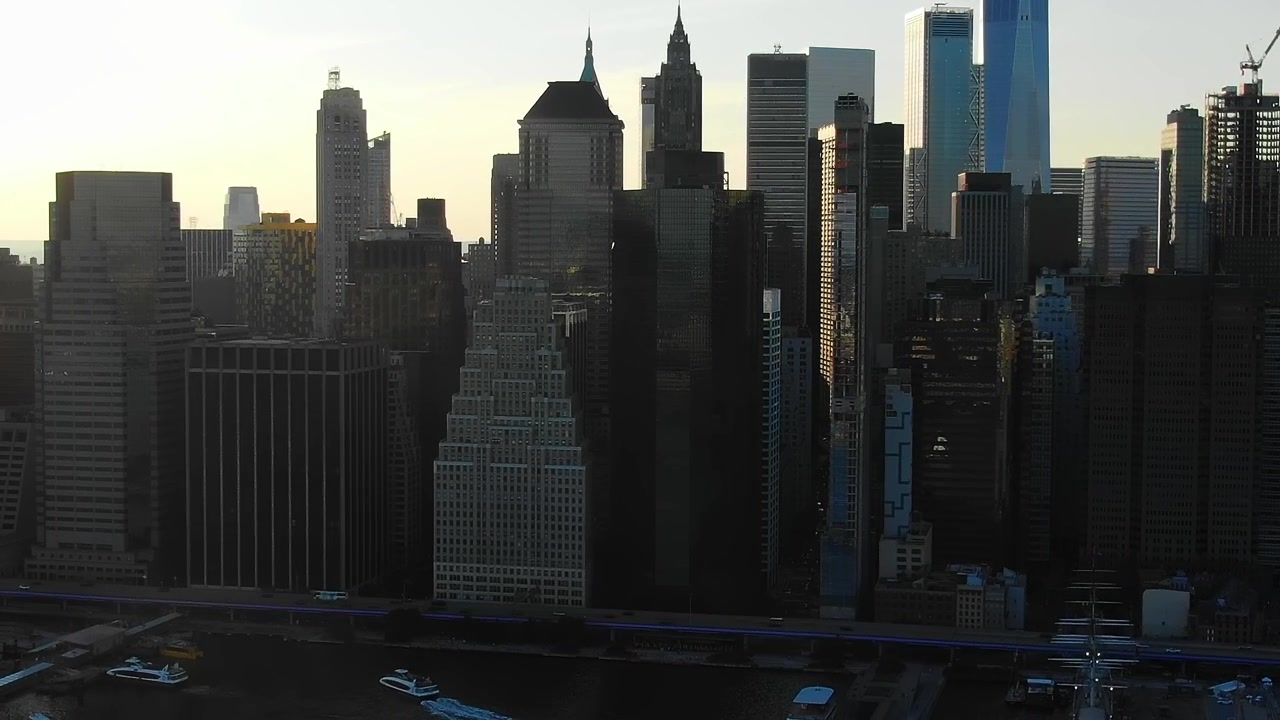 Vista del horizonte de la ciudad de Nueva York al atardecer con edificios altos
