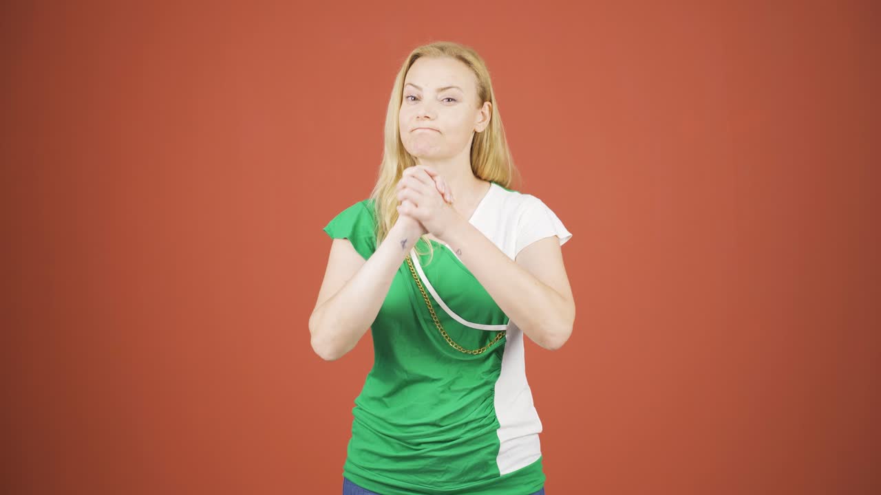 여자가 카메라 앞에서 동기부여 연설을 하고 있습니다.