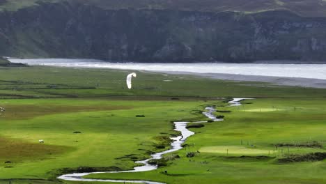 Kitesurfer-Kiten-Auf-Kanal-Durch-üppige-Torfmoorlandschaft,-Achill