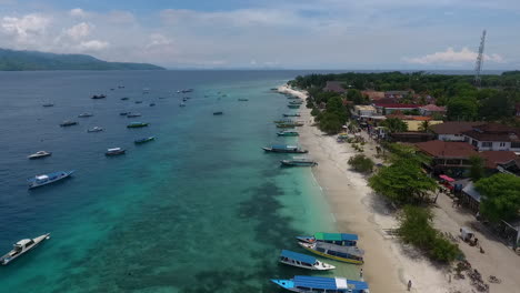 vista aérea de la isla de gili trawangan, lombok, indonesia, barco de pescadores a lo largo del agua azul prístina del océano, hotel de lujo paradise reosrt listo para reabrir para la industria del turismo