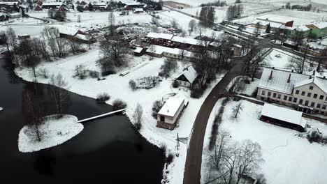 Drone-Lento-Disparó-Sobre-El-Lago-Al-Lado-De-Un-Pequeño-Pueblo