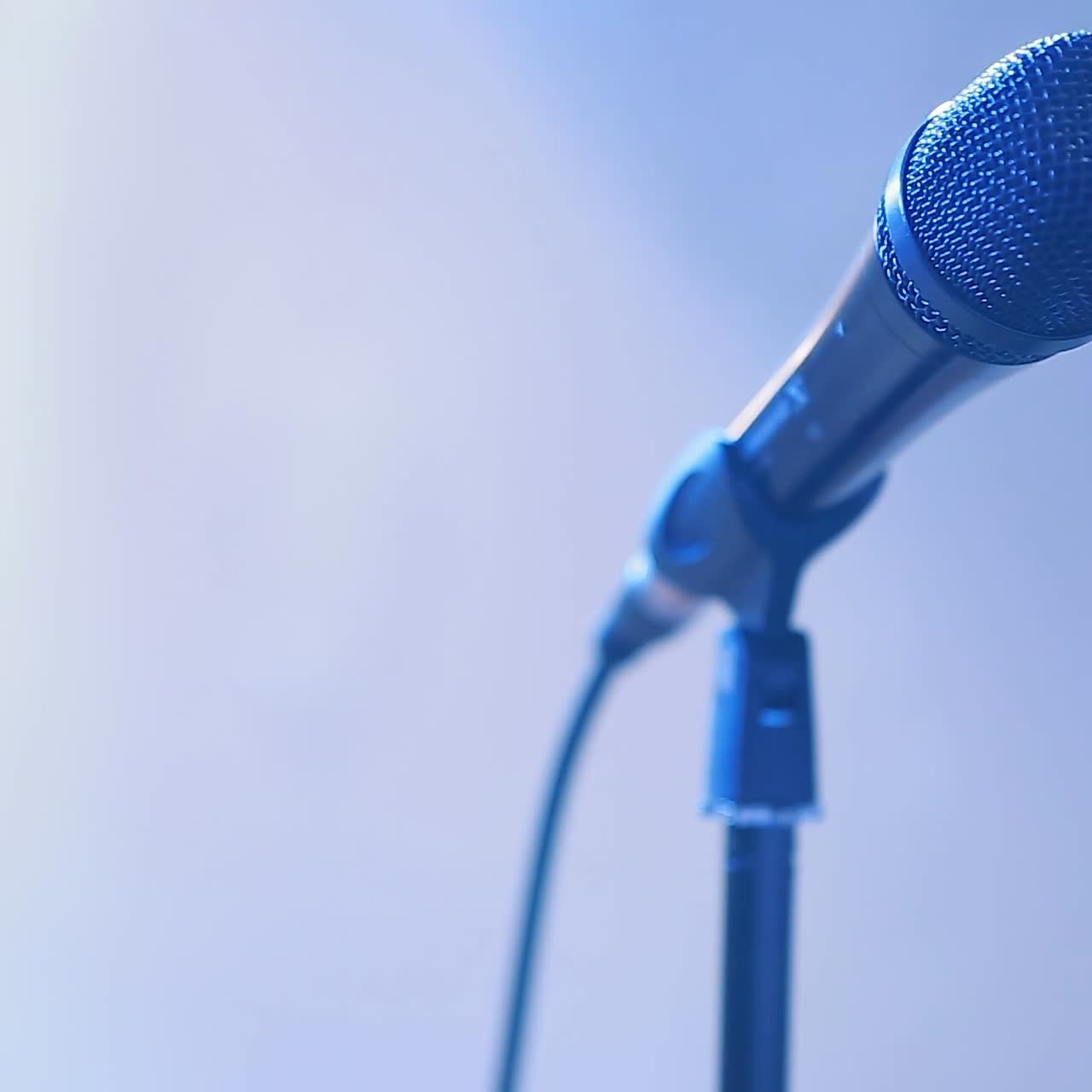 micrófono de pie en una escena