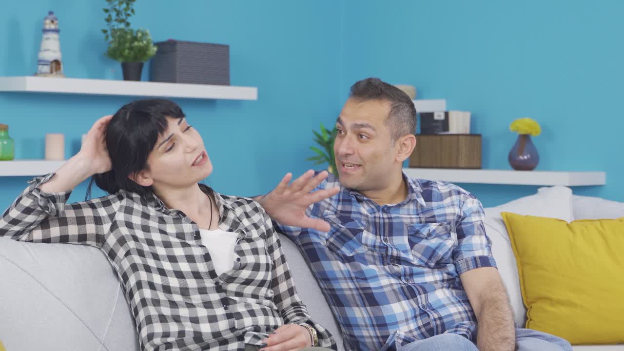 una pareja feliz volviendo a casa.