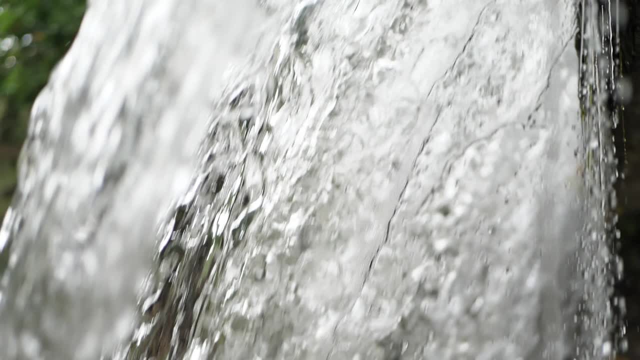 fuertes lluvias llueve desde el techo, clima dramático