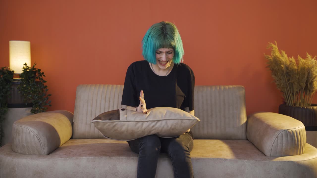 una mujer joven con una crisis nerviosa está jugando en casa.