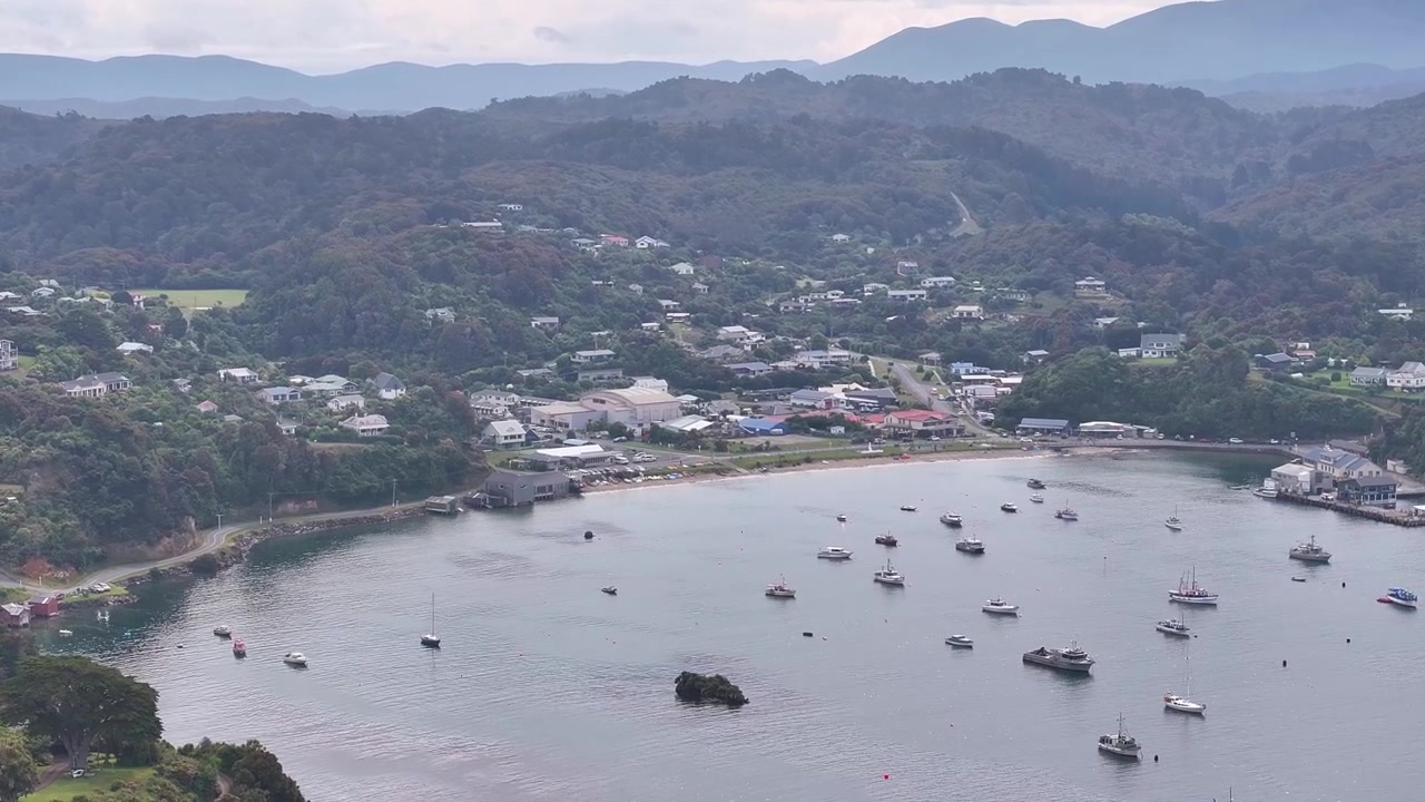 Cảnh quan thị trấn cảng Oban nhìn từ drone với những chiếc thuyền ở Đảo Stewart, New Zealand xa xôi