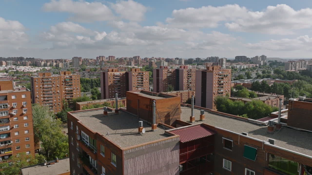 sobrevuela madrid y sea testigo de su patrimonio arquitectónico, desde palacios hasta modernos