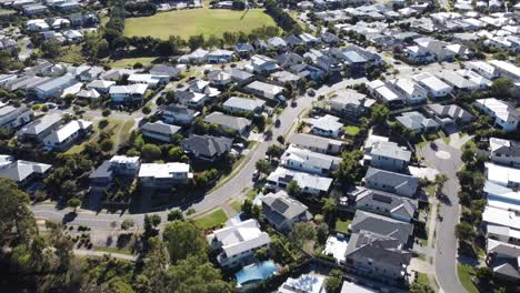 4K-Drohnenaufnahmen-Eines-Gehobenen-Australischen-Viertels-Mit-Großen-Einfamilienhäusern-Und-Einem-Sportplatz-Im-Hintergrund