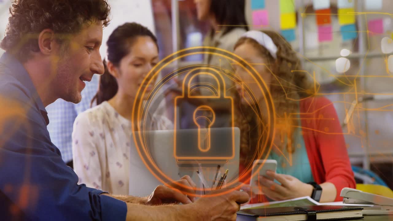 animación de bloqueo de seguridad y conexiones sobre diversas personas de negocios en la oficina