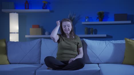 una mujer mentalmente enferma que está enojada consigo misma.