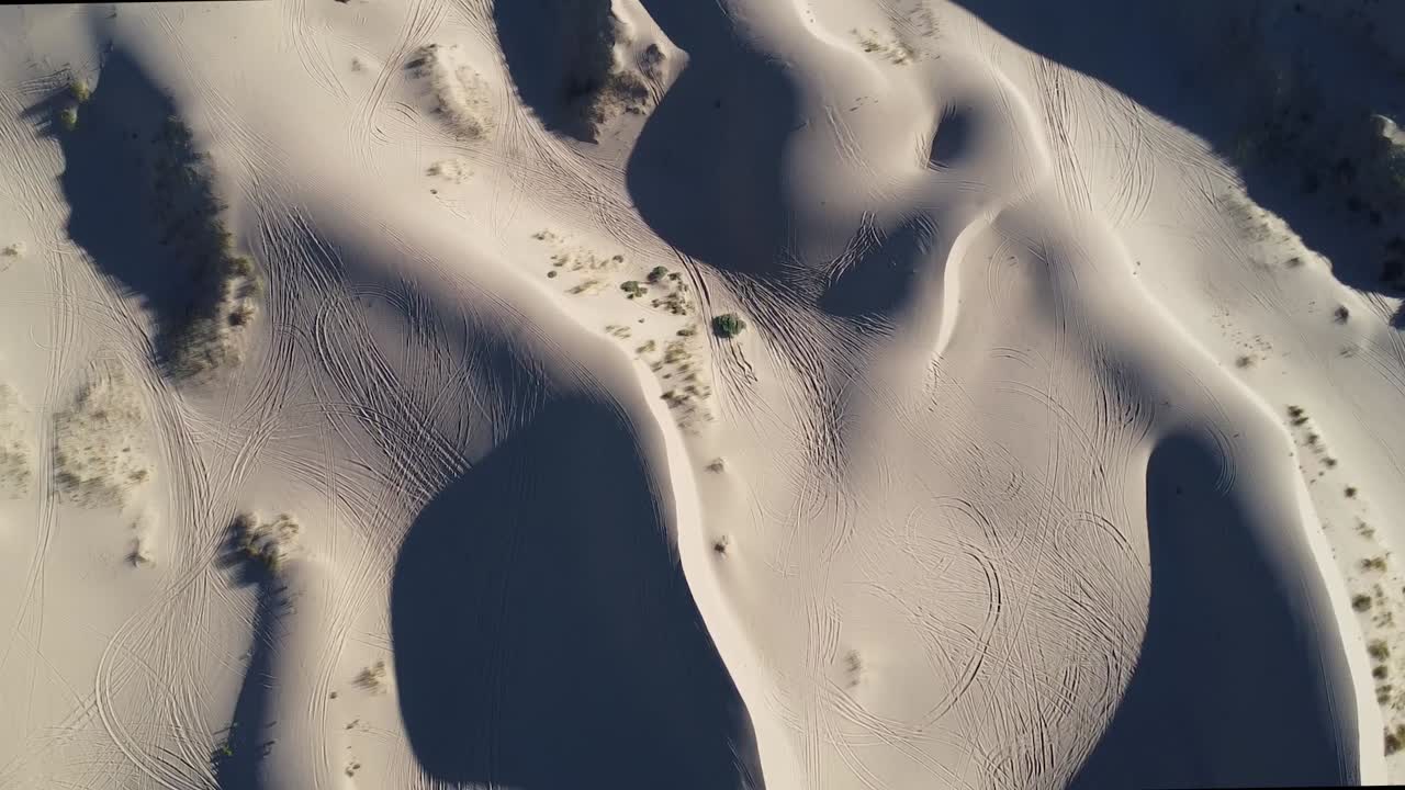 시우다 후아레스 근처의 멕시코-미국 국경에 위치한 놀라운 자연 기적인 살라마유카 사막의 공중 사진입니다. 낮은 각도의  ⁇ 빛으로 황량한 풍경입니다.