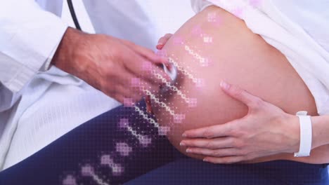 animación de una cadena de adn sobre un médico caucásico examinando el vientre de una mujer embarazada con un estetoscopio