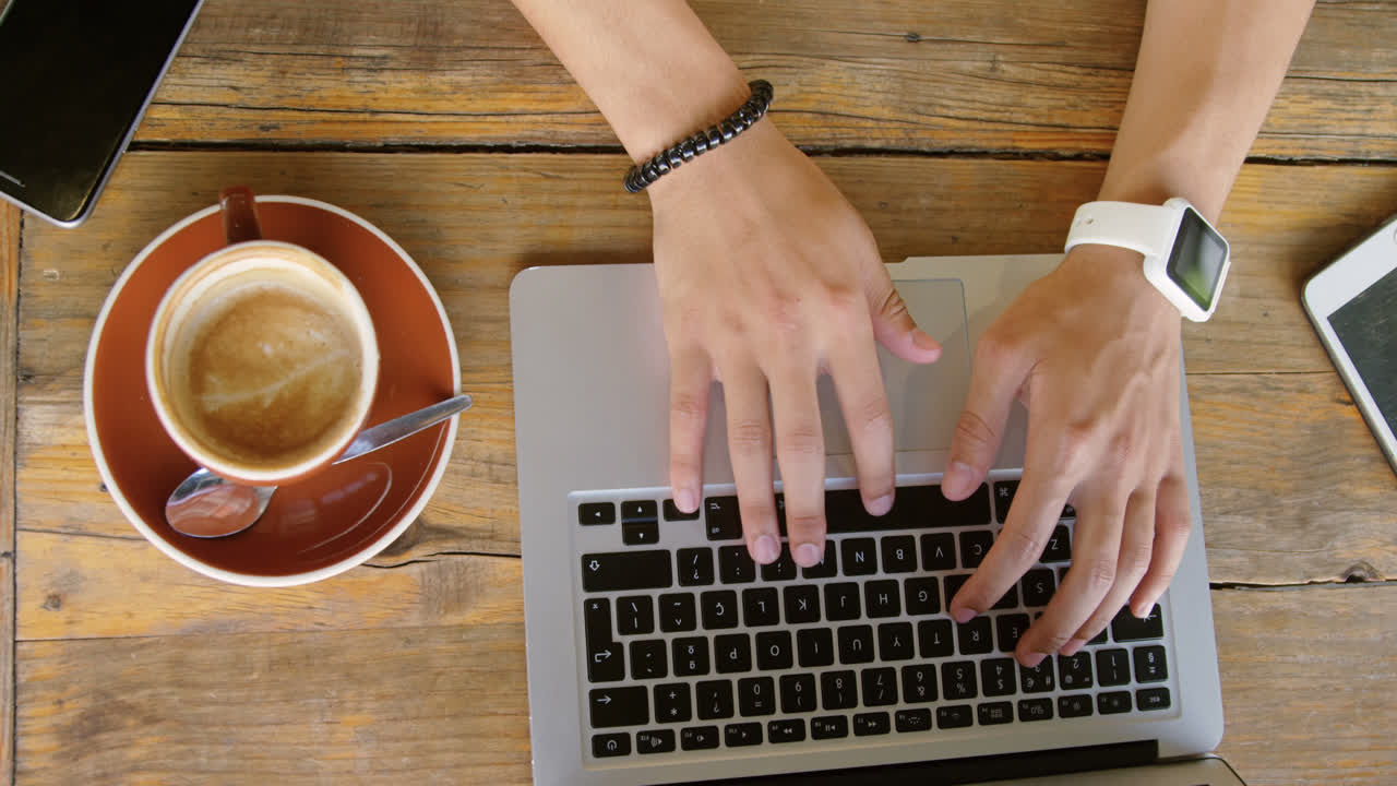 hombre usando computadora portátil 4k