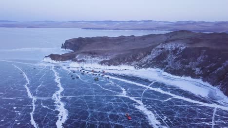 Vista-Aérea-Diurna-Del-Lago-Baikal-En-Rusia-En-Invierno-Con-Superficie-Helada