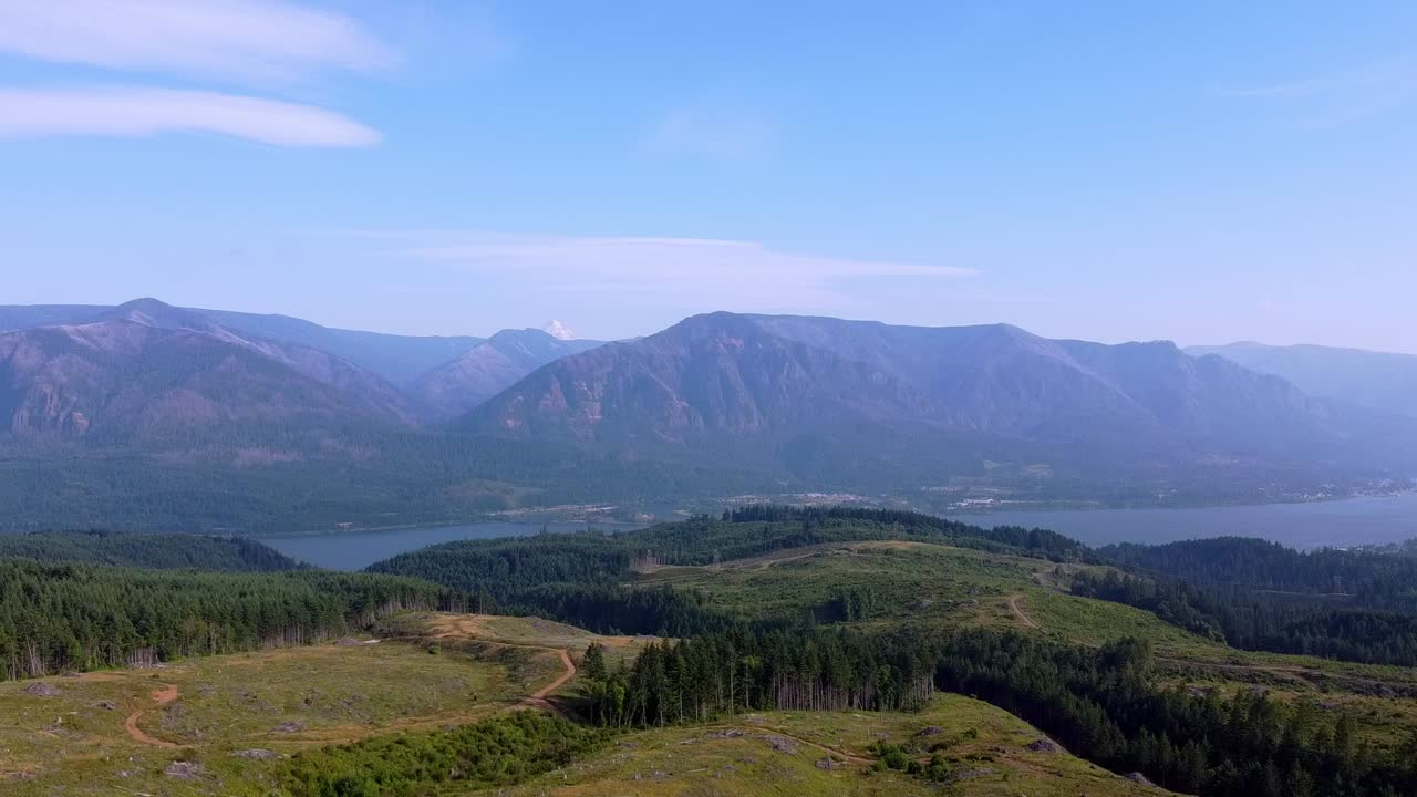 콜롬비아 강 협곡 에서 오리건 캐스케이드 와 허드 산 정상 의 전망