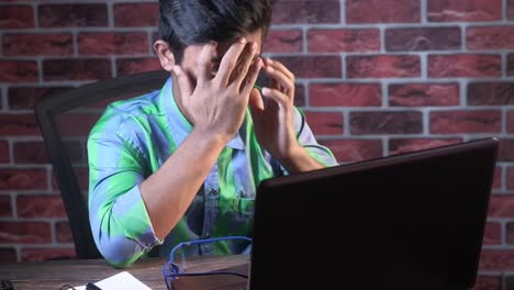 joven adulto estresado en el trabajo