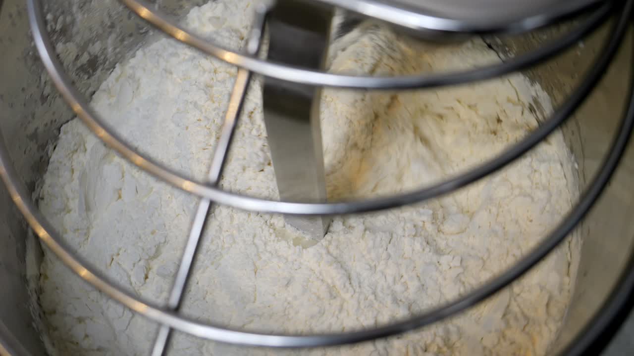 서기는 피오로기 반죽의 재료를 결합합니다.