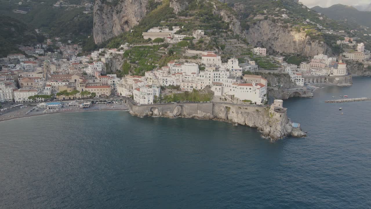 vista aérea de la pintoresca amalfi, italia