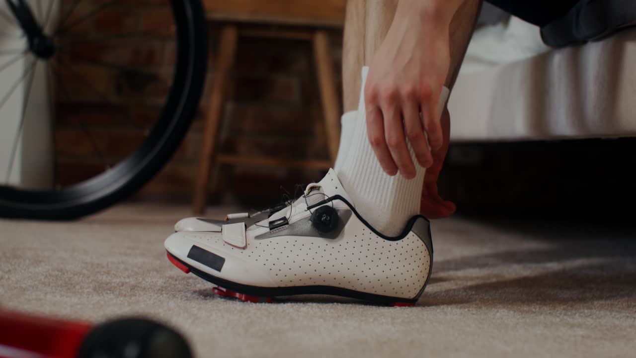 persona que se prepara para andar en bicicleta en casa