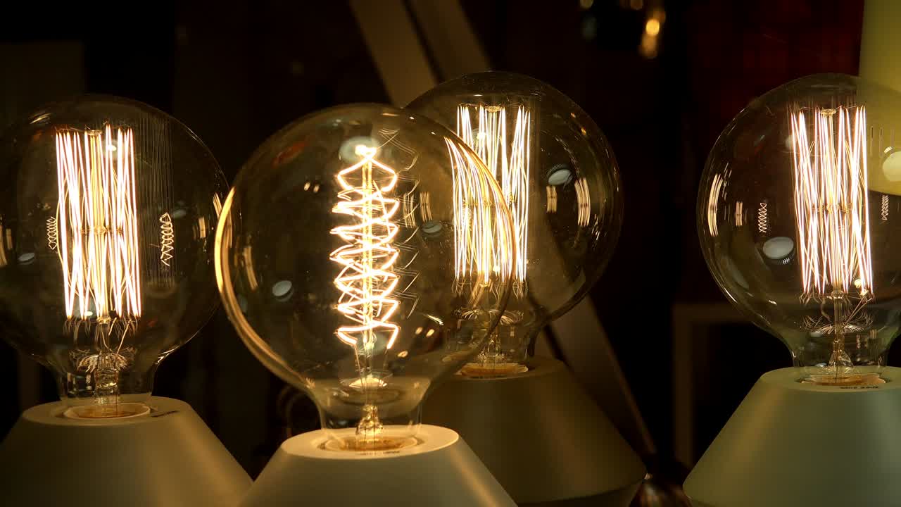 vieja lámpara incandescente. 4k.