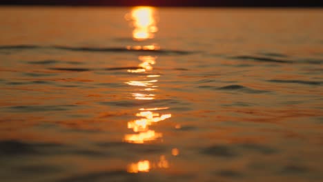 puesta de sol sobre el océano a cámara lenta