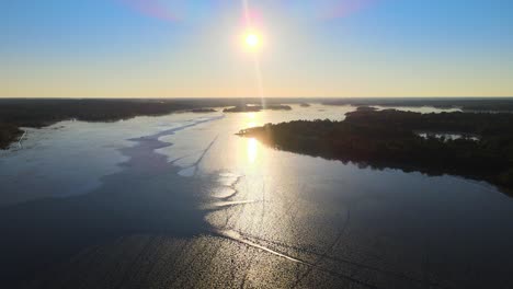 lago iamonia en florida al atardecer, mostrando aguas tranquilas y un paisaje natural sereno, clip aéreo