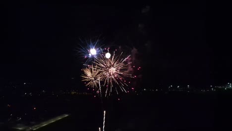 La-Perspectiva-Aérea-De-Un-Espectáculo-De-Fuegos-Artificiales-Del-4-De-Julio-Representa-El-Patriotismo-En-América